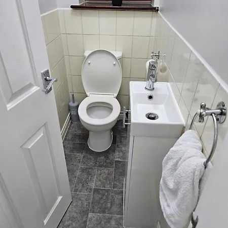 Lister Park Bradford 2bed Detached House Parking Cinema Screen Games *