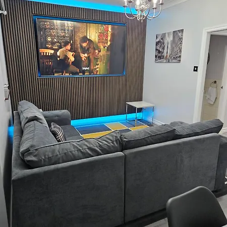 Holiday home Lister Park Bradford 2bed Detached House Parking Cinema Screen Games *