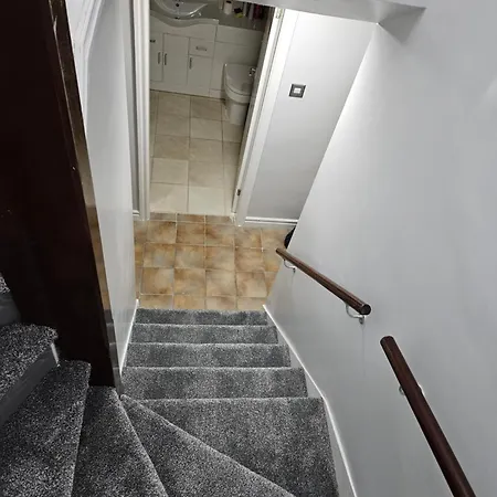 Holiday home Lister Park Bradford 2bed Detached House Parking Cinema Screen Games