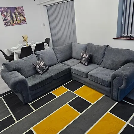 Holiday home Lister Park Bradford 2bed Detached House Parking Cinema Screen Games Bradford (West Yorkshire)