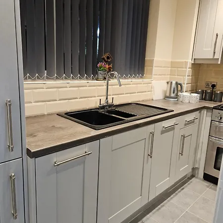 Holiday home Lister Park Bradford 2bed Detached House Parking Cinema Screen Games