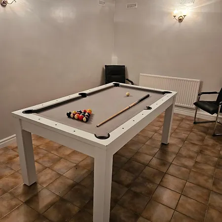 Lister Park Bradford 2bed Detached House Parking Cinema Screen Games Holiday home *