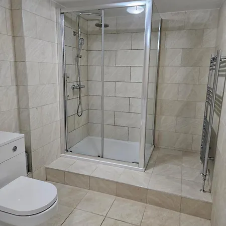 Lister Park Bradford 2bed Detached House Parking Cinema Screen Games