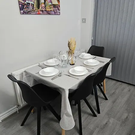 Lister Park Bradford 2bed Detached House Parking Cinema Screen Games Holiday home