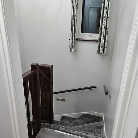 Lister Park Bradford 2bed Detached House Parking Cinema Screen Games *