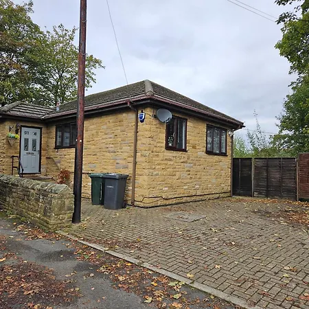 Lister Park Bradford 2bed Detached House Parking Cinema Screen Games *
