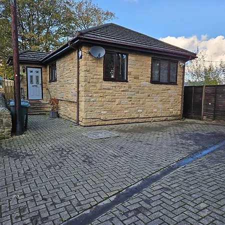 Holiday home Lister Park Bradford 2bed Detached House Parking Cinema Screen Games