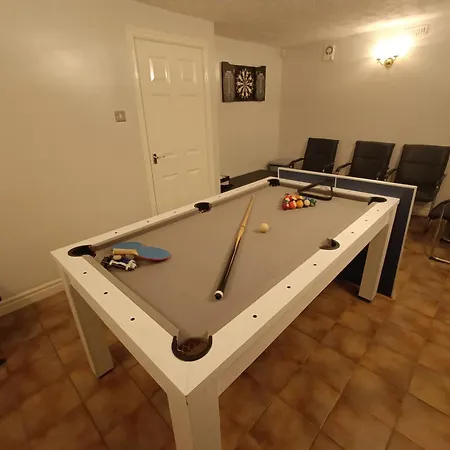 Lister Park Bradford 2bed Detached House Parking Cinema Screen Games *