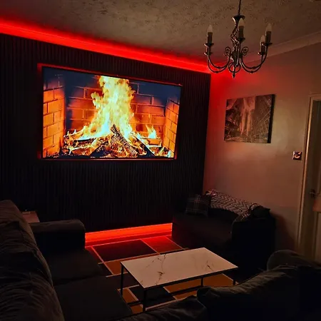 Lister Park Bradford 2bed Detached House Parking Cinema Screen Games Holiday home