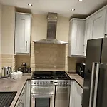Lister Park 2bed Detached House Parking Cinema Screen Games * Bradford (West Yorkshire)