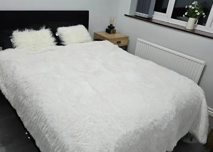 Lister Park 2bed Detached House Parking Cinema Screen Games * Bradford (West Yorkshire)