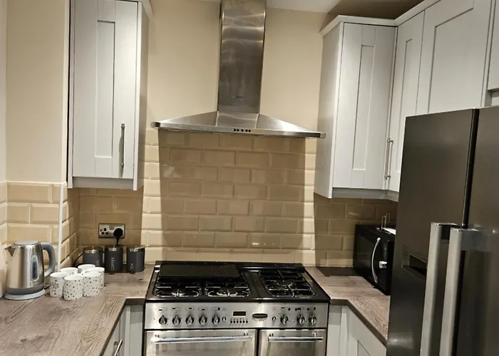 Lister Park 2bed Detached House Parking Cinema Screen Games * Bradford (West Yorkshire)